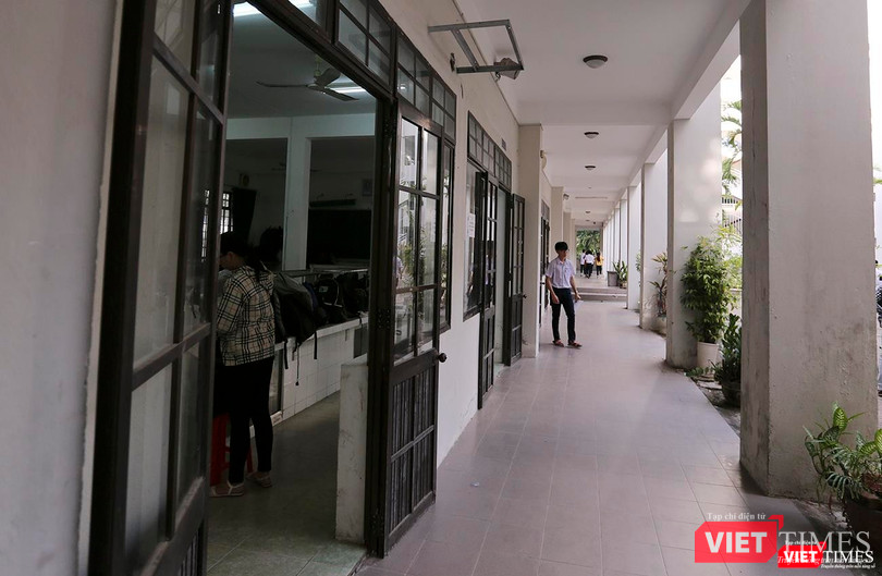 Những thí sinh cuối cùng bước vào phòng thi