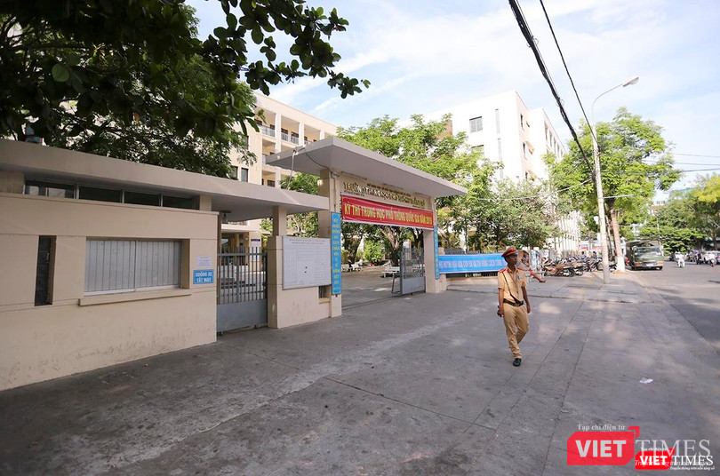 Tại một điểm thi khác, không gian vắng lặng sau khi thí sinh vào phòng thi