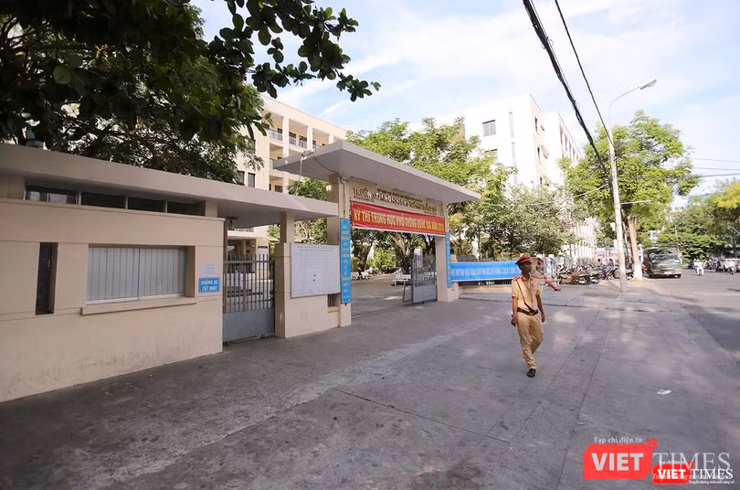 Tại một điểm thi khác, không gian vắng lặng sau khi thí sinh vào phòng thi