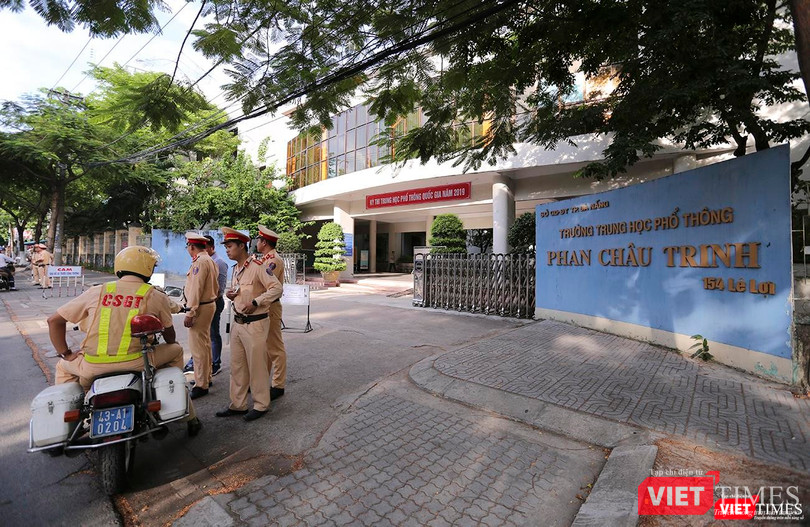 Phía bên ngoài, lực lượng CSGT túc trực làm nhiệm vụ