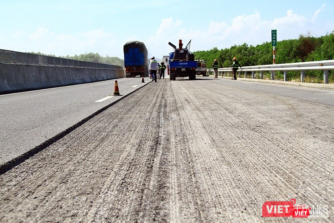 Năm 2018, mặt đường trên tuyến cao tốc Đà Nẵng - Quảng Ngãi đã được bóc lên để sửa chữa do xuất hiện "ổ gà, ổ voi"