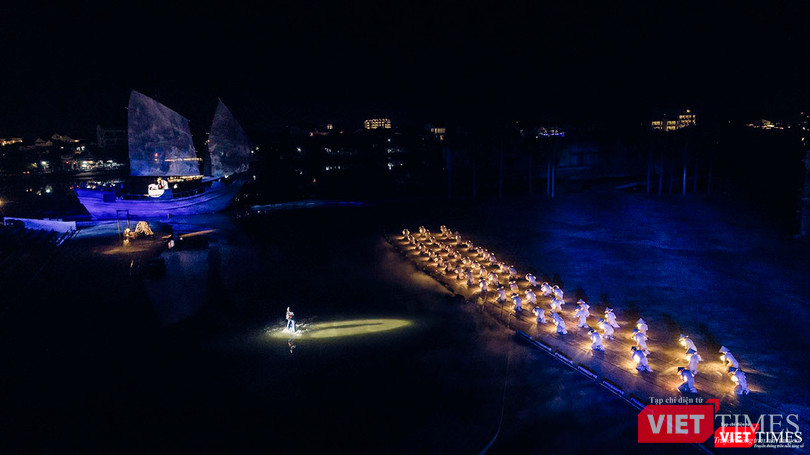 "Đèn và Biển" là câu chuyện tình yêu của cô gái xứ Faifo chờ mãi người yêu là thủy thủ tàu buôn thường xuyên xa đã hể hiện một Hội An phát triển rực rỡ, trở thành một thương cảng sầm uất của thế kỷ 16-17.