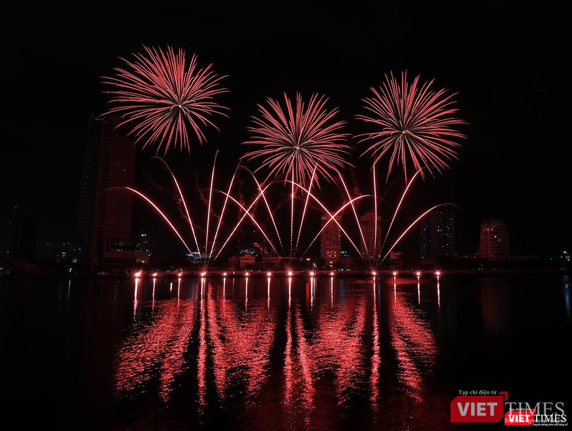 Màn pháo hoa mở màn của đội Brazil tại đêm trình diễn DIFF 2019 mang chủ đề "Mầm sống"