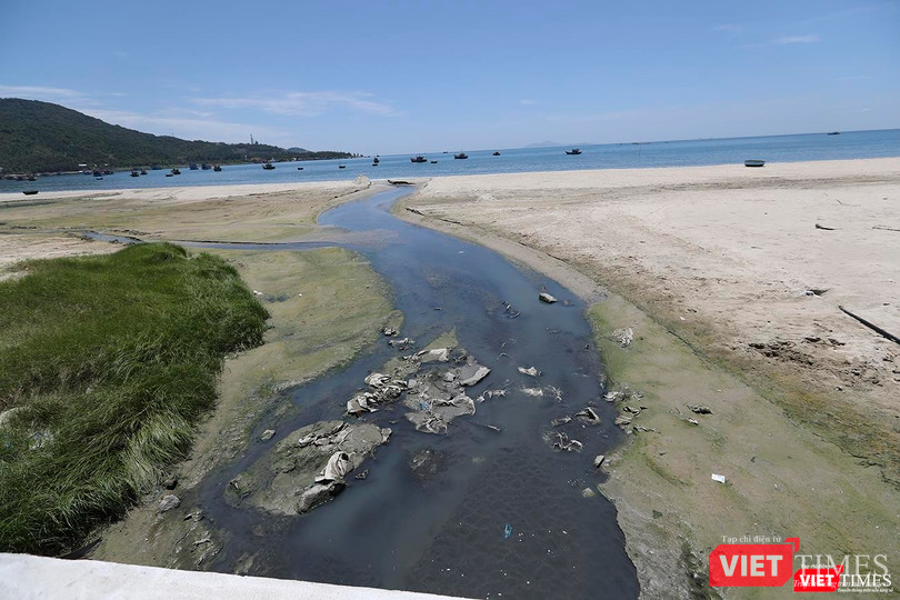 Tình trạng nước thải ô nhiễm vẫn tấn công bãi biển du lịch do chưa tách được hệ thống nước mưa và nước thải sinh hoạt trong khu dân cư