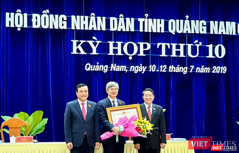 Thừa ủy nhiệm của Chủ tịch nước, ông Nguyễn Đức Hải (bìa phải), Ủy viên Trung ương Đảng, Ủy viên Ủy ban Thường vụ Quốc hội, Trưởng Ban Kinh tế - Ngân sách Quốc hội trao Huân chương Độc lập hạng 3 cho ông Nguyễn Ngọc Quang (đứng giữa)
