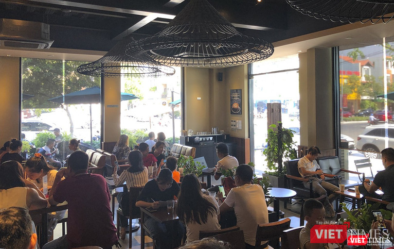 Hoạt động thường nhật của người dân Đà Nẵng vẫn diễn ra bình thường (ảnh ghi nhận tại một quán cà phê trên địa bàn TP Đà Nẵng sáng 25/7)