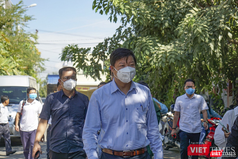 PGS.TS Trần Như Dương - Phó viện trưởng Viện vệ sinh dịch tễ TW trong chuyến kiểm tra hiện trường khu dân cư nơi bệnh nhân mắc COVID-19 mới ở Đà Nẵng