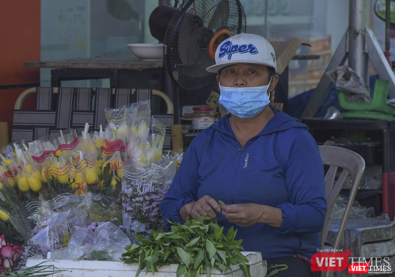 Phía bên ngoài đường vẫn có người bán rau Phía bên ngoài đường vẫn có người bán rau