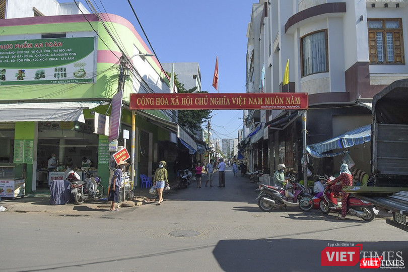 Dường dẫn vào chợ đã bắt đầu có người đi lại Dường dẫn vào chợ đã bắt đầu có người đi lại