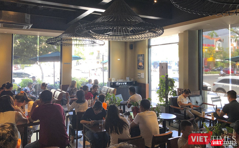 Các quán cà phê, hàng ăn vẫn đông du khách và người dân.