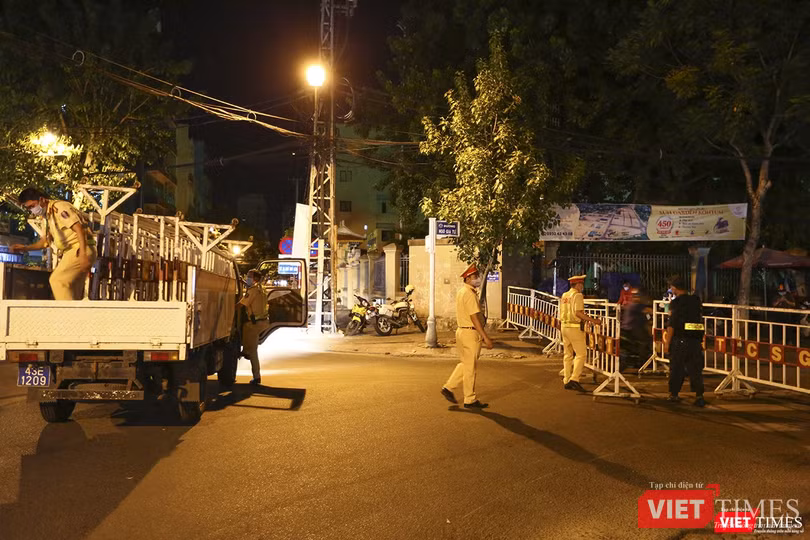 Di chuyển, lắp đặt tại khu vực trước Bệnh viện C