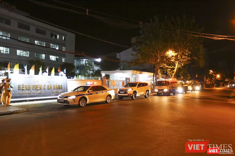 Đoàn xe làm nhiệm vụ của CSGT đã có mặt tại hiện trường từ 11h30 đêm 27/7