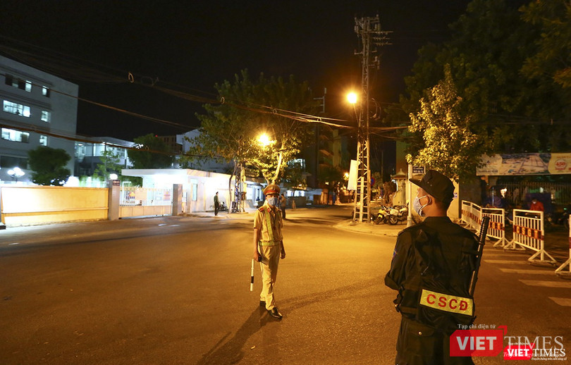 Tất cả người dân không phận sự bị cấm đi vào bên trong