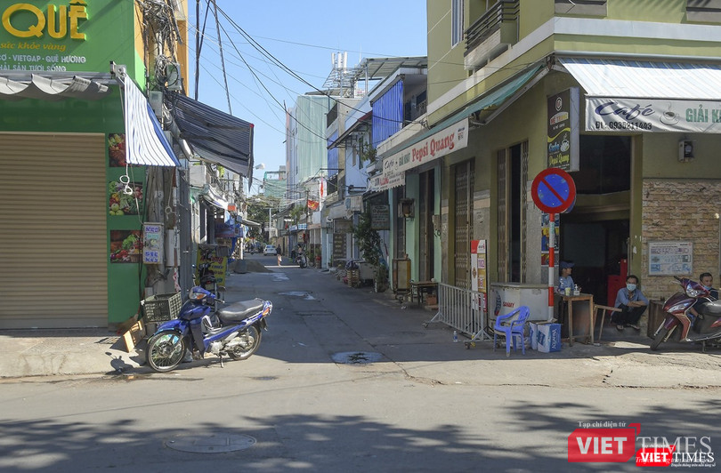 Đến sáng 29/7, rào chắn được tháo dỡ, nhưng vẫn vắng vẻ Đến sáng 29/7, rào chắn được tháo dỡ, nhưng vẫn vắng vẻ