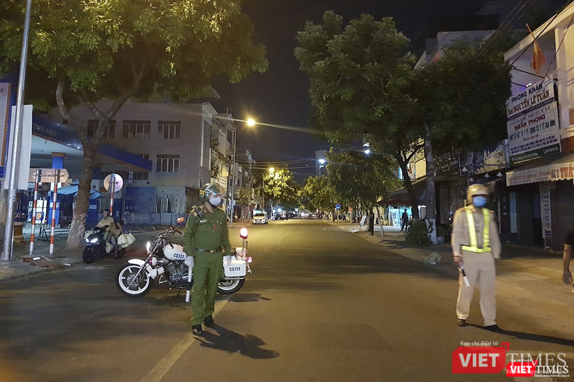 Lực lượng CSGT làm nhiệm vụ phong tỏa các tuyến đường để đoàn xe phun hóa chất làm nhiệm vụ