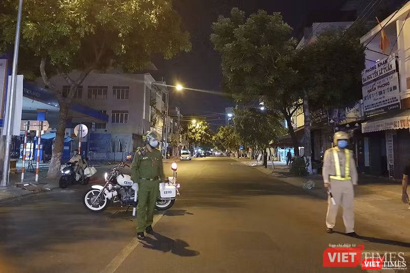 Lực lượng CSGT làm nhiệm vụ phong tỏa các tuyến đường để đoàn xe phun hóa chất làm nhiệm vụ