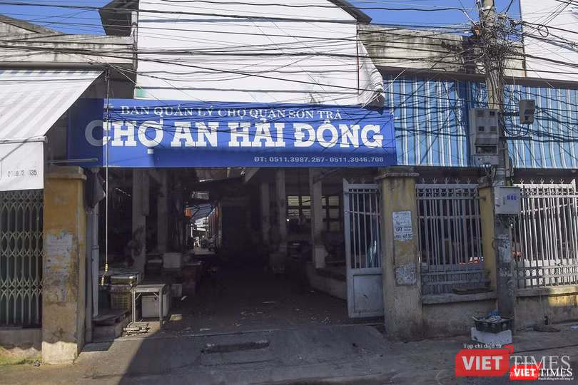 Đường dẫn vào chợ An Hải Đông không bóng người Đường dẫn vào chợ An Hải Đông không bóng người