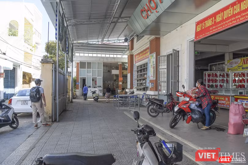 Bên trong chợ Bên trong chợ