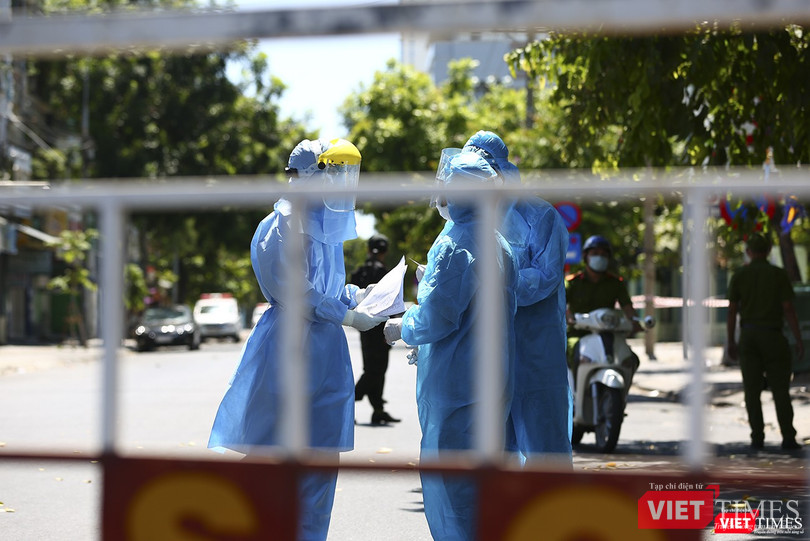 Lực lượng y tế trao đổi nhanh ngay sau rào chắn