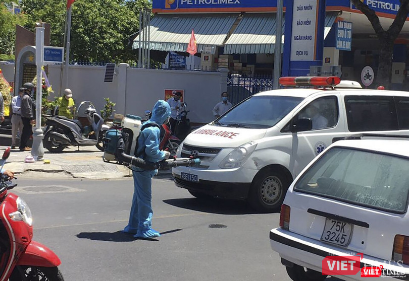 Xe ra vào chốt kiểm soát đều được phun khử trùng chặt chẽ