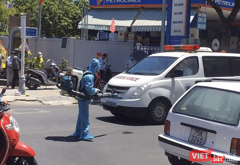 Xe ra vào chốt kiểm soát đều được phun khử trùng chặt chẽ