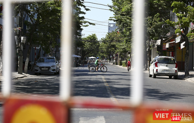 Phía bên trong hệ thống rào chắn, trẻ em vẫn vui chơi như không có gì xảy ra