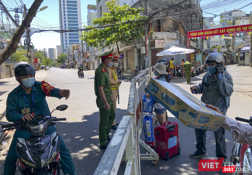 Hàng từ bên ngoài được tiếp tế vào bên trong