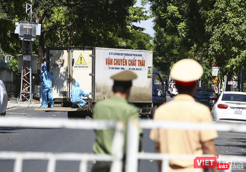 Lực lượng y tế bên trong khu vực phong tỏa căng mình làm việc
