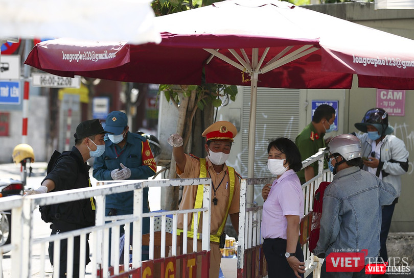 Lực lượng công an tại các chốt hướng dẫn người dân gửi đồ vào bên trong