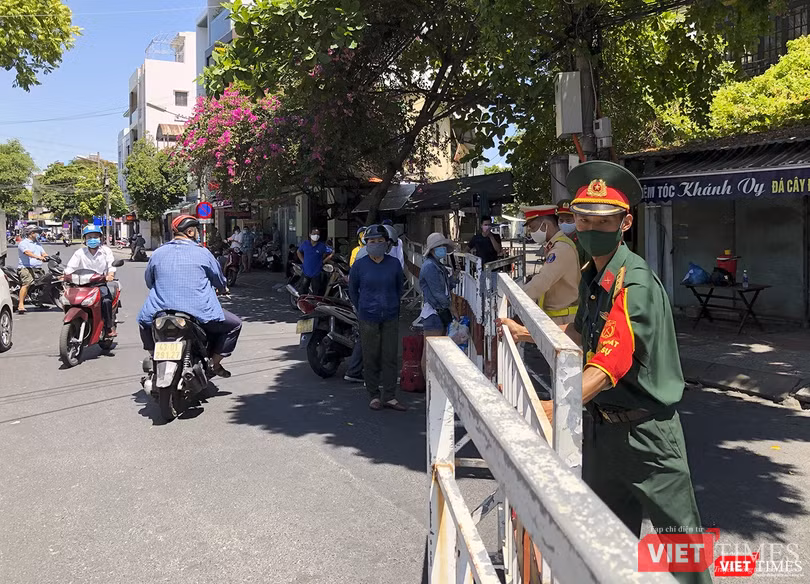 Bên ngoài rào chắn, cuộc sống thường nhận vẫn diễn ra bằng lệnh cách ly theo Chỉ thị 16 của Thủ tướng Chính phủ