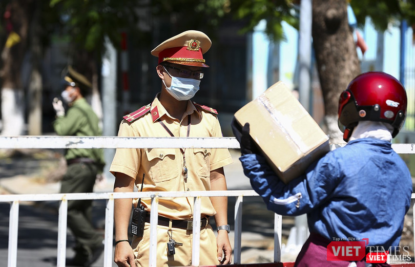 Thêm một trường hợp gửi hàng từ bên ngoài vào bên trong được chặn lại chờ kiểm soát