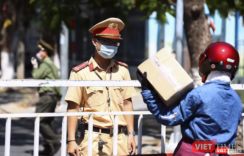 Thêm một trường hợp gửi hàng từ bên ngoài vào bên trong được chặn lại chờ kiểm soát