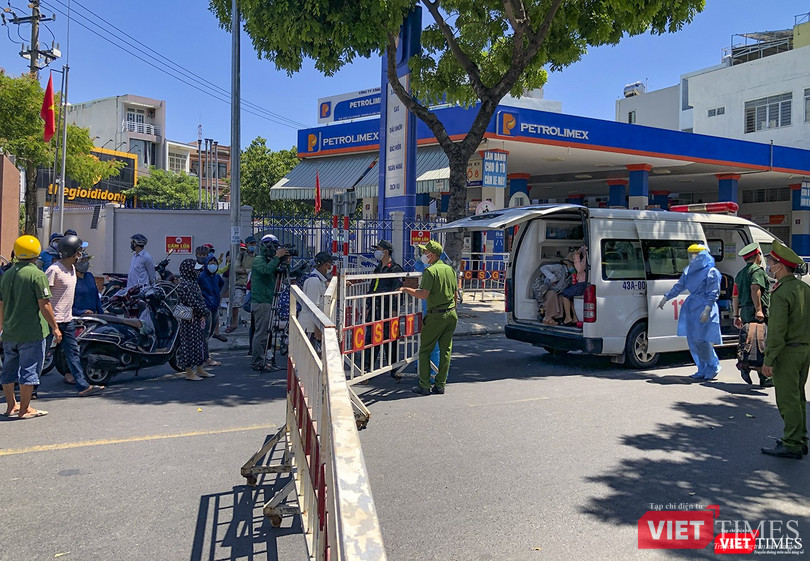 Trong và ngoài rào chắn