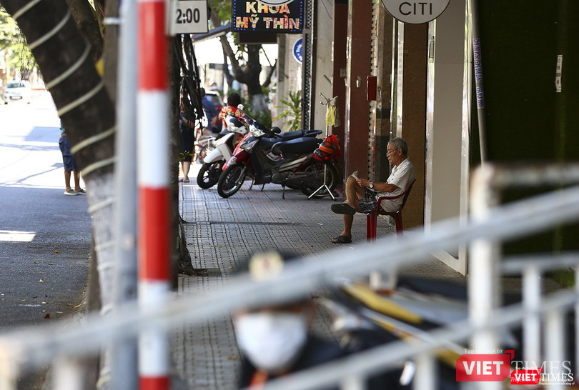 Cuộc sống của người dân bên trong rào chắn diễn ra rất...chậm