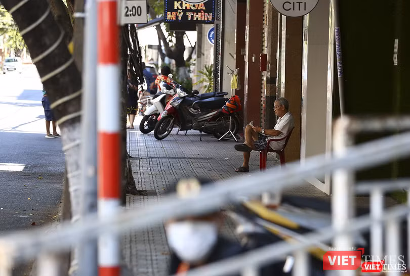 Cuộc sống của người dân bên trong rào chắn diễn ra rất...chậm