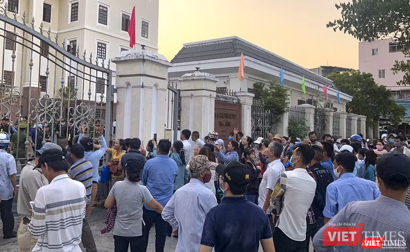 Khách hàng mua đất nền do Công ty CP Bách Đạt An làm chủ đầu tư và nhà môi giới Công ty CP Đầu tư Hoàng Nhất Nam tập trung trước cổng Tòa án cấp cao tại TP Đà Nẵng ngóng tin từ phiên xét xử