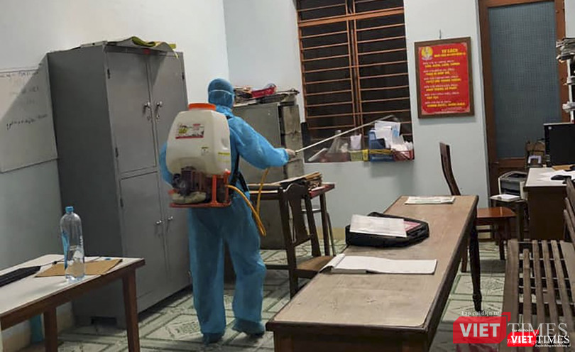 Lực lượng phòng chônhs dịch phun thuốc khử trùng đối với trụ sở Công an phường Nại Hiên Đông (quận Sơn Trà, TP Đà Nẵng) (Ảnh Hưng Lợi)