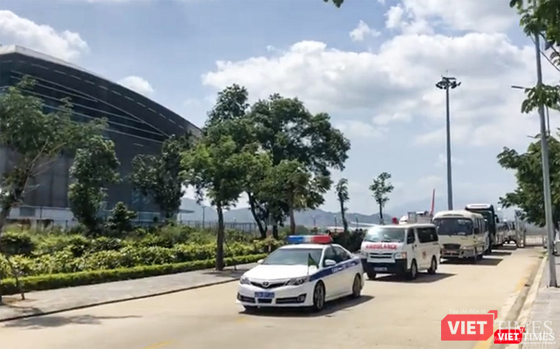 Xe cảnh sát dẫn đoàn đưa số hành khách về bệnh viện Xe cảnh sát dẫn đoàn đưa số hành khách về bệnh viện