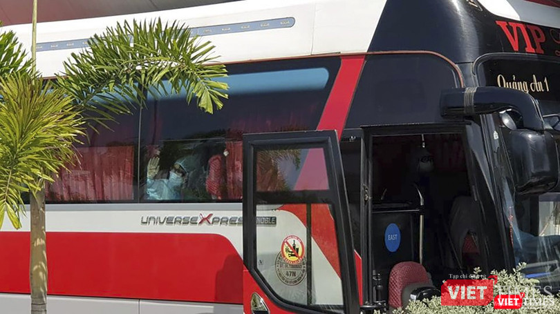 Hành khách và nhân viên y tế được trang bị bảo hộ nghiêm ngặt Hành khách và nhân viên y tế được trang bị bảo hộ nghiêm ngặt