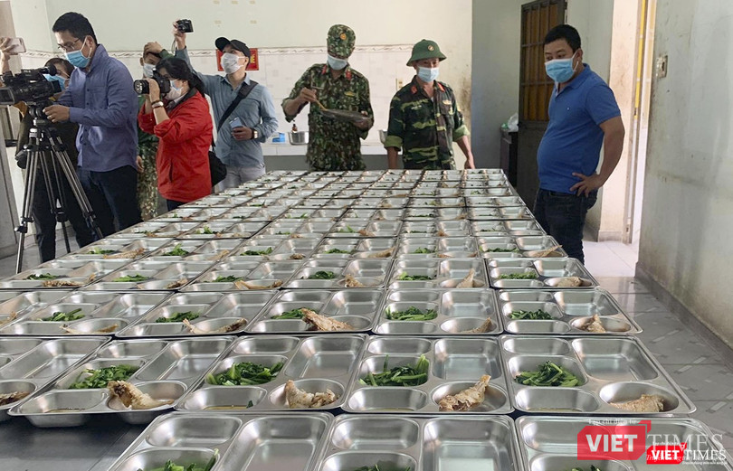 Khu vực bếp và chia suất ăn