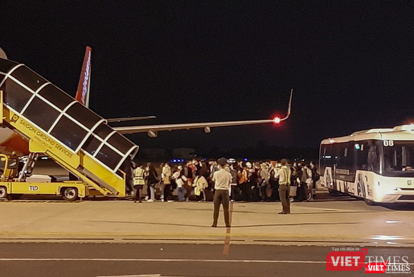 Đêm 25/2, rạng sáng 26/2, đoàn du khách Hàn Quốc từ TP Daegu đến Đà Nẵng hôm 24/2 đã cùng hơn 200 hành khách khác đã lên máy bay về Hàn Quốc.