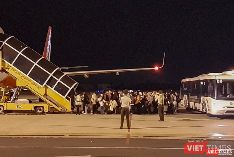 Đêm 25/2, rạng sáng 26/2, đoàn du khách Hàn Quốc từ TP Daegu đến Đà Nẵng hôm 24/2 đã cùng hơn 200 hành khách khác đã lên máy bay về Hàn Quốc. Đêm 25/2, rạng sáng 26/2, đoàn du khách Hàn Quốc từ TP Daegu đến Đà Nẵng hôm 24/2 đã cùng hơn 200 hành khách khác đã lên máy bay về Hàn Quốc.