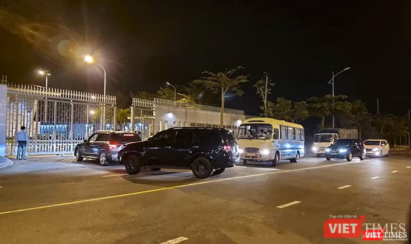 Đoàn xe đưa đoàn du khách Hàn Quốc ra sân bay Đà Nẵng để chở về lại quê nhà sau những diễn biến phức tạp của dịch COVID-19