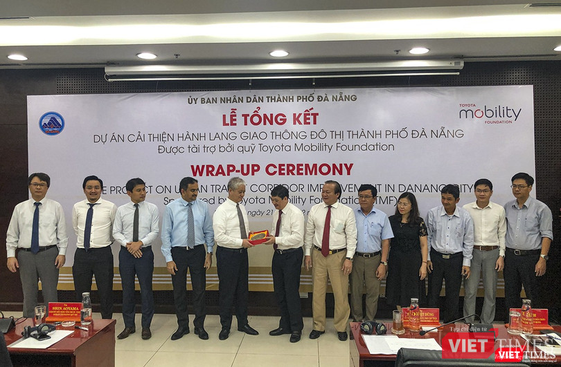 Ông Đặng Việt Dũng - Phó Chủ tịch Thường Trực UBND TP Đà Nẵng tặng quà lưu niệm cho đại diện Quỹ TMF và chụp ảnh lưu niệm cùng các đơn vị tư vấn, địa phương thụ hưởng Ông Đặng Việt Dũng - Phó Chủ tịch Thường Trực UBND TP Đà Nẵng tặng quà lưu niệm cho đại diện Quỹ TMF và chụp ảnh lưu niệm cùng các đơn vị tư vấn, địa phương thụ hưởng