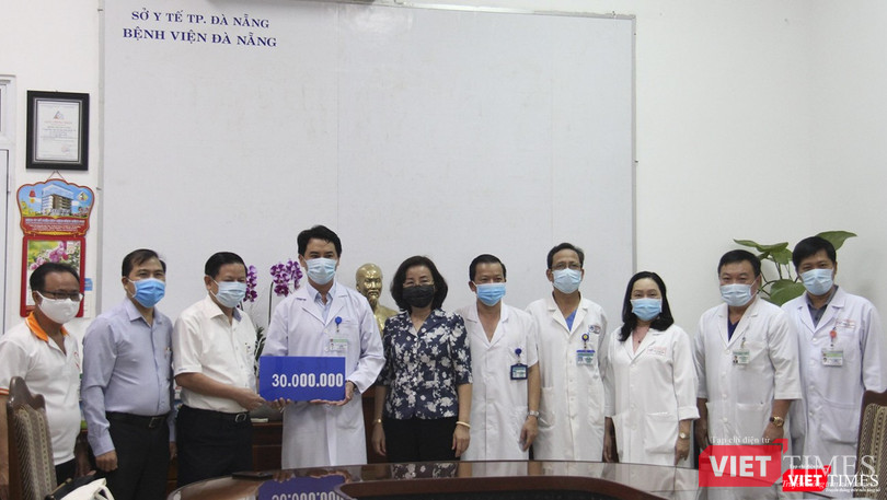 Ban Điều hành chương trình Ly cà phê yêu thương trao tặng quà động viên đội ngũ y bác sỹ làm nhiệm vụ tại các tuyến đầu chống dịch COVID-19