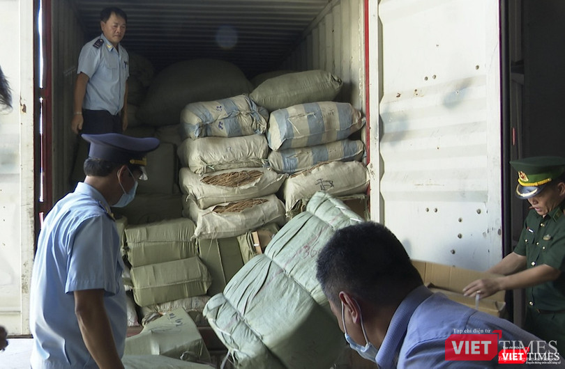 Cận cảnh 1 container chứa đầy thảo dược