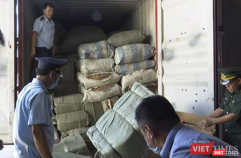 Cận cảnh 1 container chứa đầy thảo dược