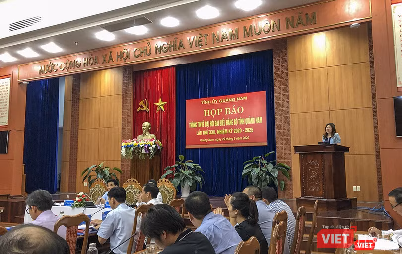 Bà Nguyễn Thị Thu Lan - Trưởng Ban Tuyên giáo Tỉnh ủy Quảng Nam thông tin về Đại hội Đảng bộ tỉnh Quảng Nam lần thứ XXII