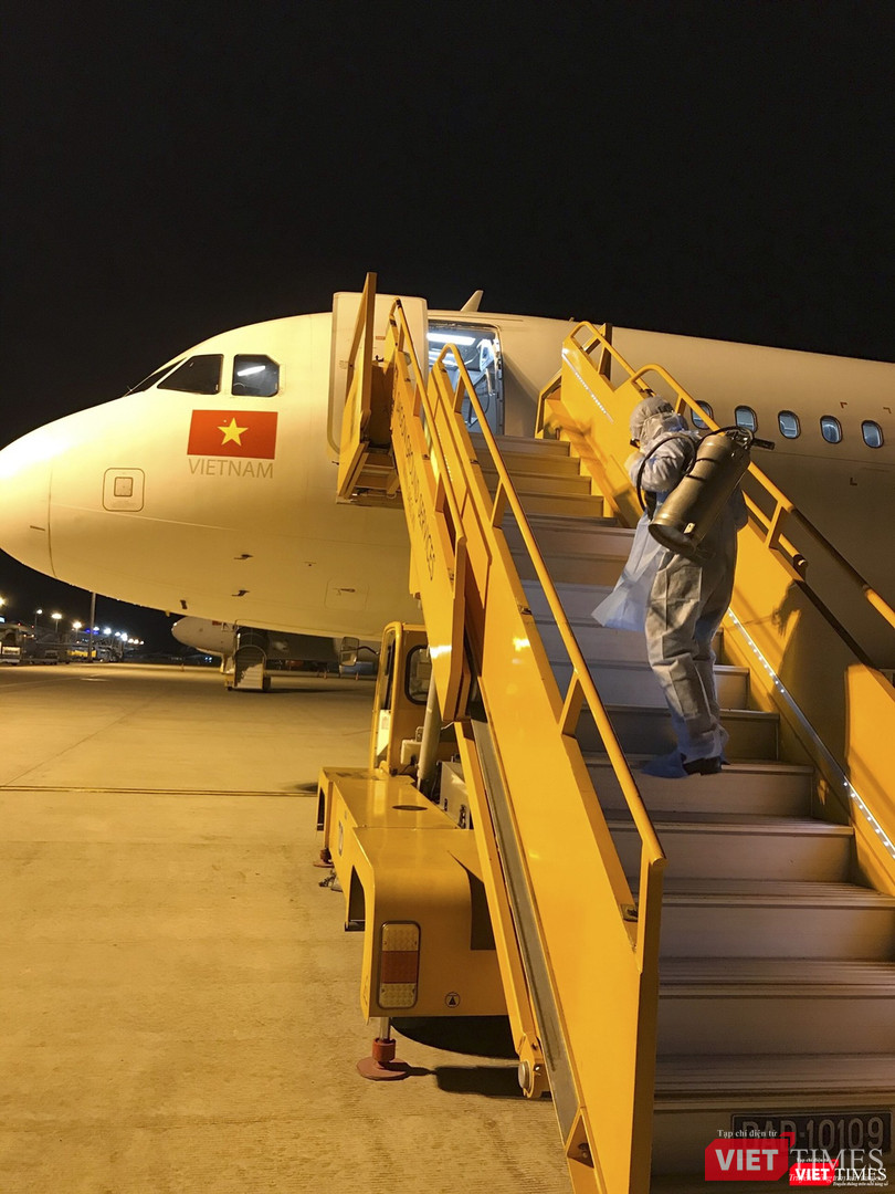 Cả cầu thang từ máy bay xuống đất