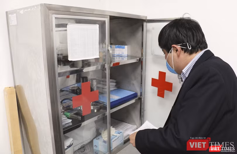 Cơ số thuốc, dụng cụ y tế được chuẩn bị đầy đủ Cơ số thuốc, dụng cụ y tế được chuẩn bị đầy đủ